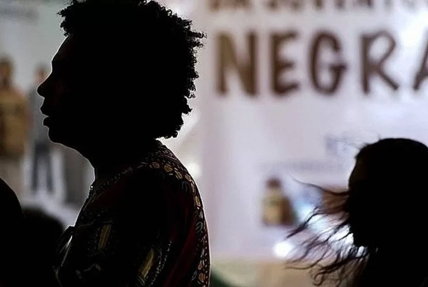 Mulher é condenada por injúria racial após chamar homem de “negro maldito” no DF