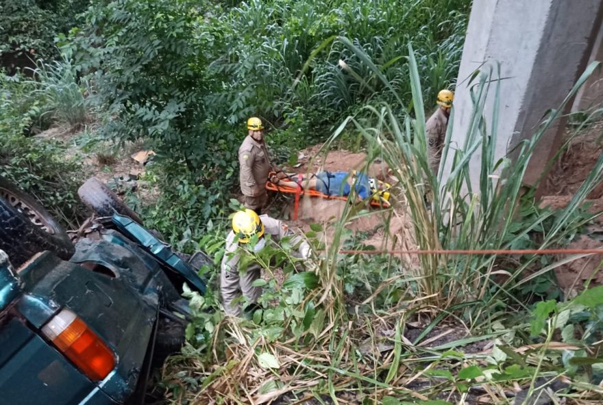 Motorista  foi encontrado fora do veículo, perambulando confuso e a passageira estava sentada perto do veículo. (Foto: Divulgação/CBMGO)