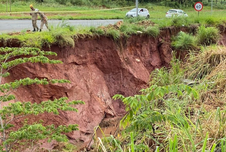 A Defesa Civil de Caldas Novas interditou parte da GO-139, no trevo do Setor Jardim dos Ipês, devido à formação de uma cratera na rodovia após as fortes chuvas, nesta segunda-feira, 13