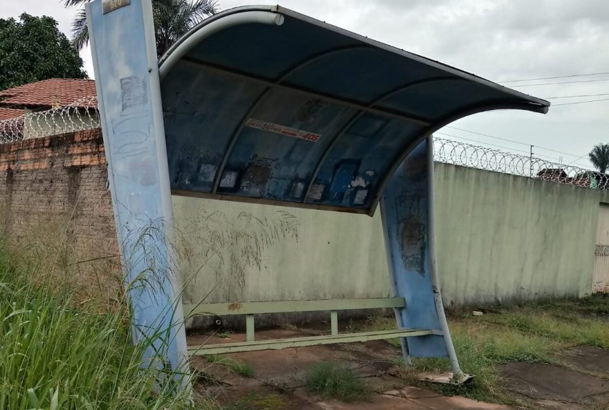 Pontos de ônibus danificado e envolto por mato. (Foto: Reprodução/Internet)