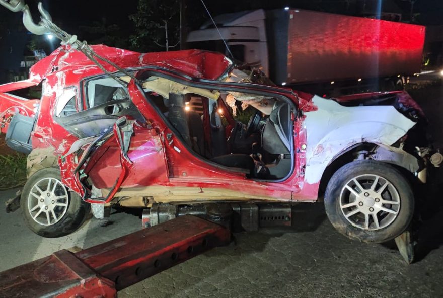 Carros atingidos ficaram totalmente destruídos. (Foto: Divulgação/PRF)