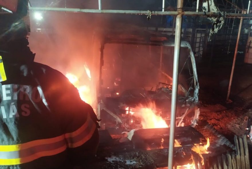 Incêndio atingiu alguns carros que estavam no local. (Foto: Divulgação/Corpo de Bombeiros)