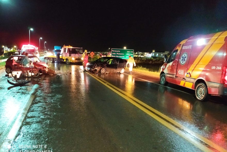 Carros ficaram parcialmente destruídos. (Foto: Divulgação/Corpo de Bombeiros)