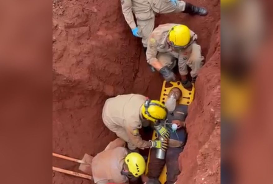 Bombeiros Militares resgatam vítima de soterramento em obra (Divulgação/Corpo de Bombeiros)