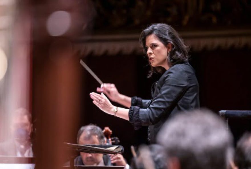 Sob regência da maestra Mariana Menezes, a Filarmônica de Goiás realiza concerto para pessoas com Síndrome de Down
(Foto: Secti)