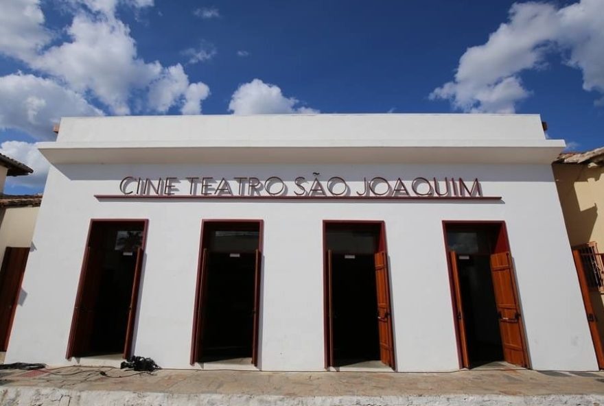 Entrada do Cine Teatro São Joaquim na cidade de Goiás