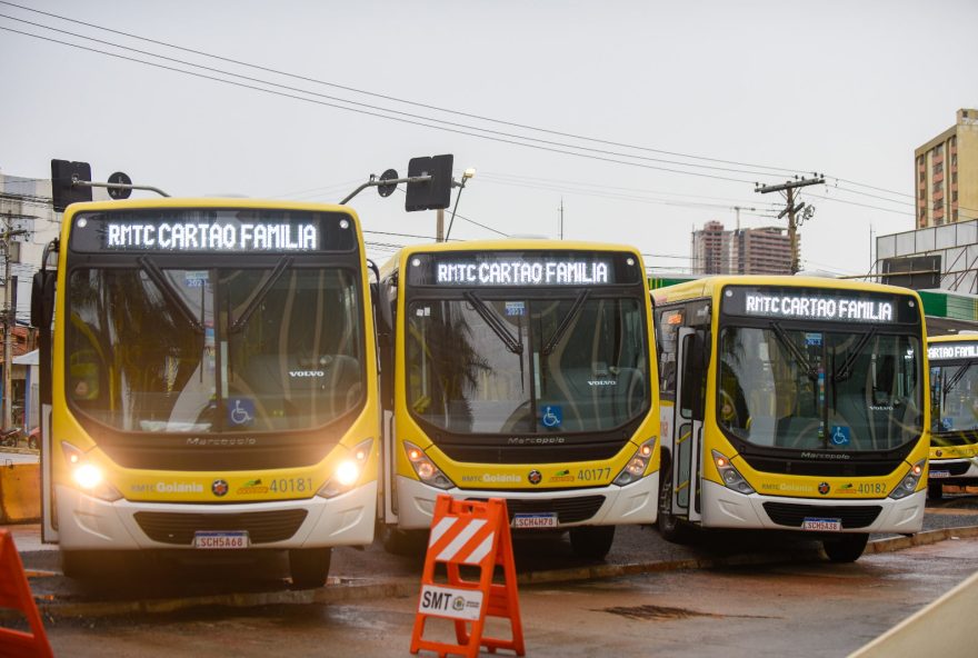 Ônibus do transporte coletivo aceitam Cartão Família, benefício que permite a viagem de até seis pessoas pelo valor de uma única passagem (Fotos: Secretaria-Geral de Governo)