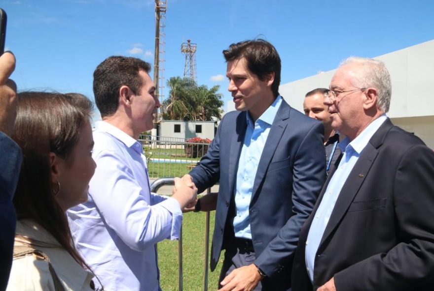 Representando o governador Ronaldo Caiado, em Rio Verde, o vice-governador Daniel Vilela assina ordem de serviço para a construção de 224 moradias em parceria com o Ministério das Cidades e a prefeitura do município. Ministro Jader Filho e prefeito Paulo do Vale celebraram o acordo (Fotos: Jota Eurípedes)