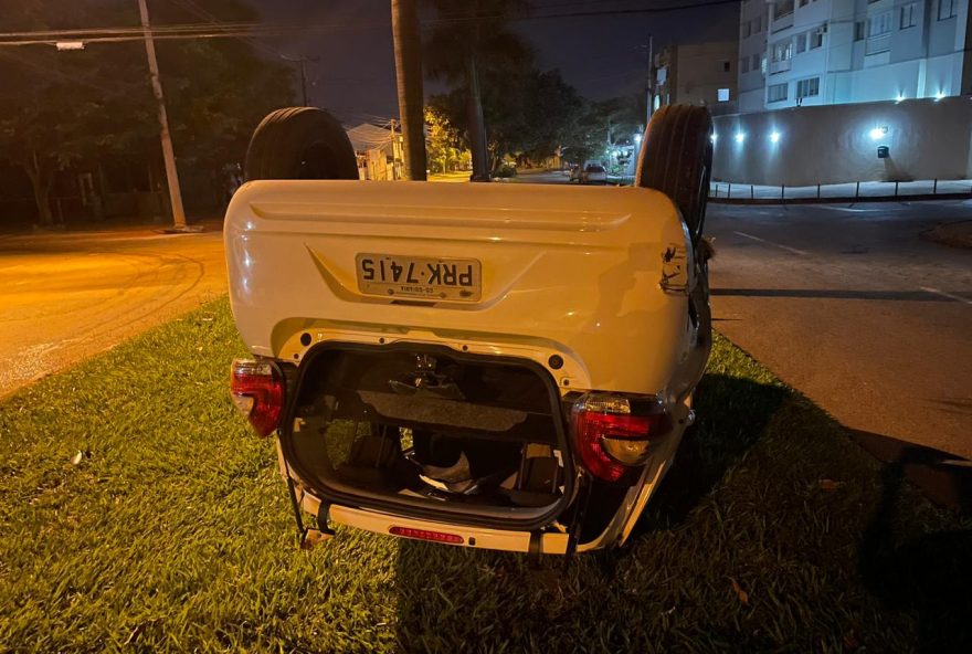 Veículo capota após acidente com outro carro em cruzamento, em Goiânia