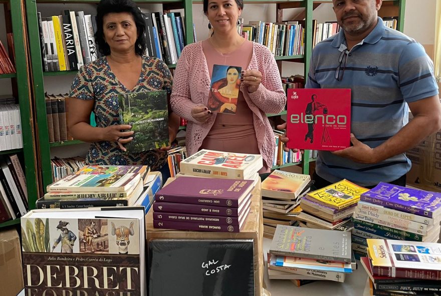 Servidores da Secult fazem a entrega de livros à biblioteca da Casa de Prisão Provisória, em Aparecida de Goiânia
(Foto: Secult)