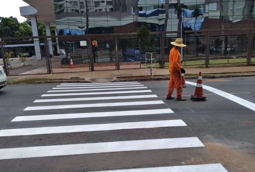 Prefeitura de Goiânia implanta e revitaliza sinalização viária em 15 bairros, até sexta-feira (07/04): atividades em vias mais movimentadas são realizadas na madrugada para não comprometer fluxo do trânsito