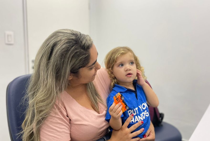 Fernanda Oliveira com o filho Denzel, de 2 anos, durante acompanhamento no Cerfis do Hecad: 