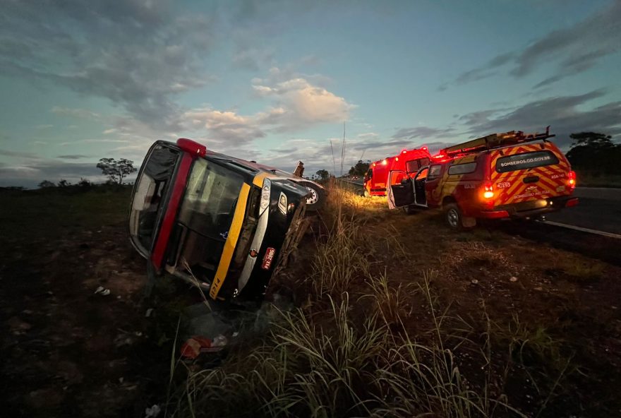 Seis pessoas ficam feridas após ônibus tombar em Teresina de Goiás