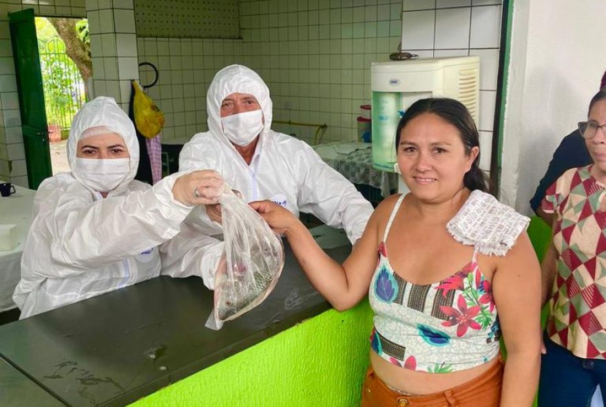 Secretaria de Desenvolvimento Humano e Social promove distribuição de duas toneladas de peixes para 649 famílias cadastradas em programa de segurança alimentar: titular da pasta, Maria Yvelônia, esteve presente na abertura da iniciativa
(Foto: Sedhs)