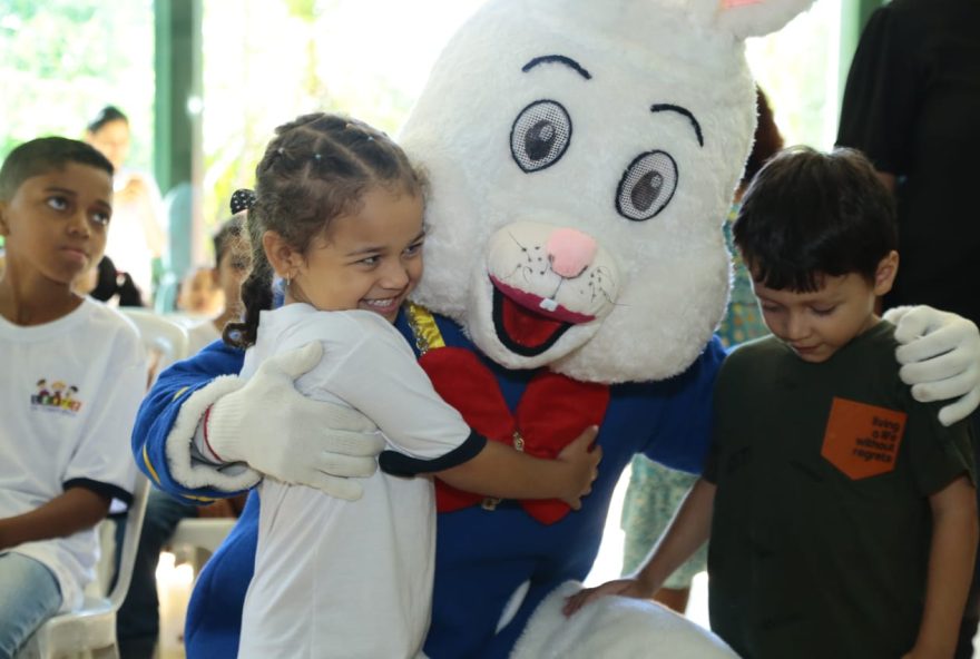 Os doces foram distribuídos para crianças e adolescentes de 6 a 17 anos de idade
(Foto: Reprodução/Assistência Social)