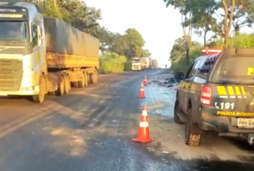 Pista ficou coberta por óleo. (Foto: Divulgaçãoo/PRF)