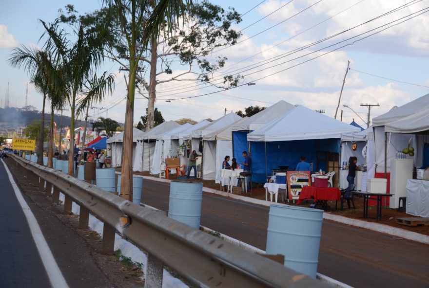 Barracas comerciais montadas em 2022, após sorteio realizado pela Goinfra: venda de alimentos, bebidas não alcoólicas, roupas, bijuterias e brinquedos
(Foto: Goinfra)