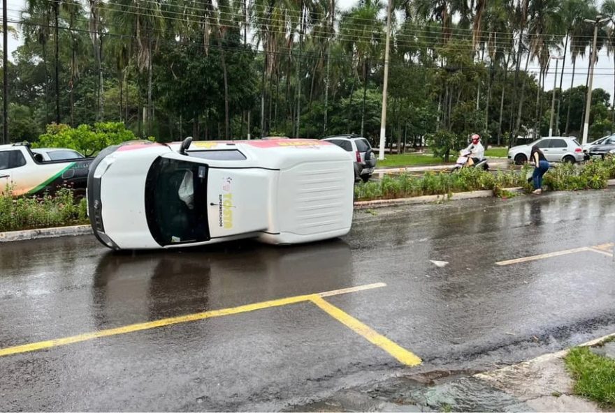 Carro tombado na pista, após a batida
(Foto: Reprodução/Redes sociais)