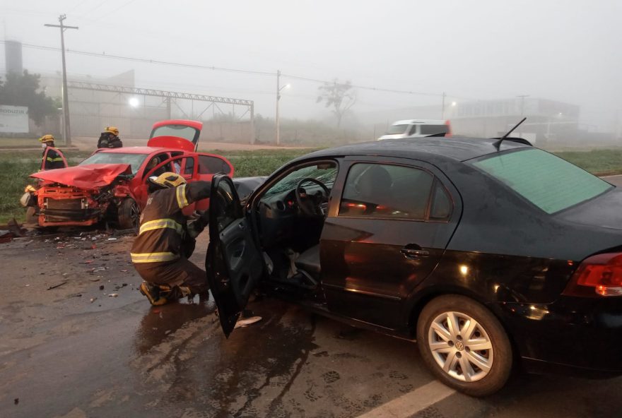 Em rodovia de Anápolis, acidente entre carros envolve seis vítimas