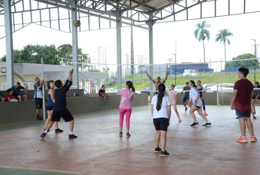 Modalidades como vôlei, basquete, box e natação estão disponíveis gratuitamente para a comunidade na Praça de Esporte do Setor Pedro Ludovico
(Foto: Mantovani Fernandes)