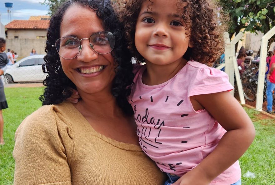 Confeiteira Carla Lima de Oliveira, com a filha no colo: “Esperei mais de 10 anos para chegar este dia”
(Foto: Bárbara Zaiden)