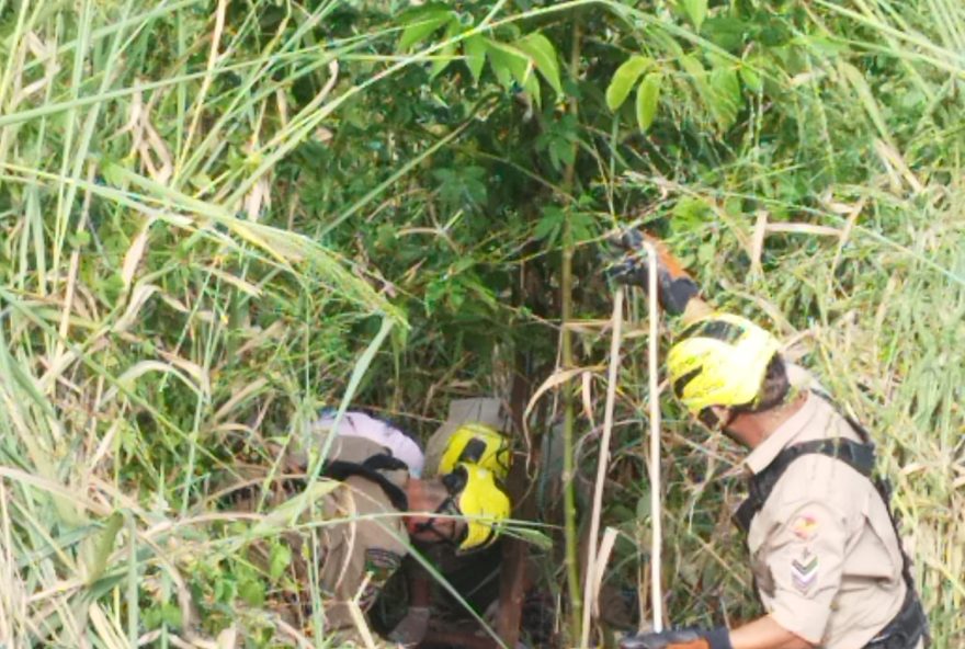 Idoso é resgatado dentro de cratera de 15 metros em Luziânia