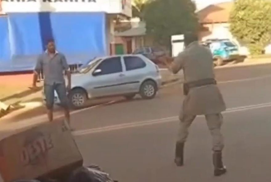 Policial e suspeito conversando antes do ataque. (Foto: Divulgação/PM)