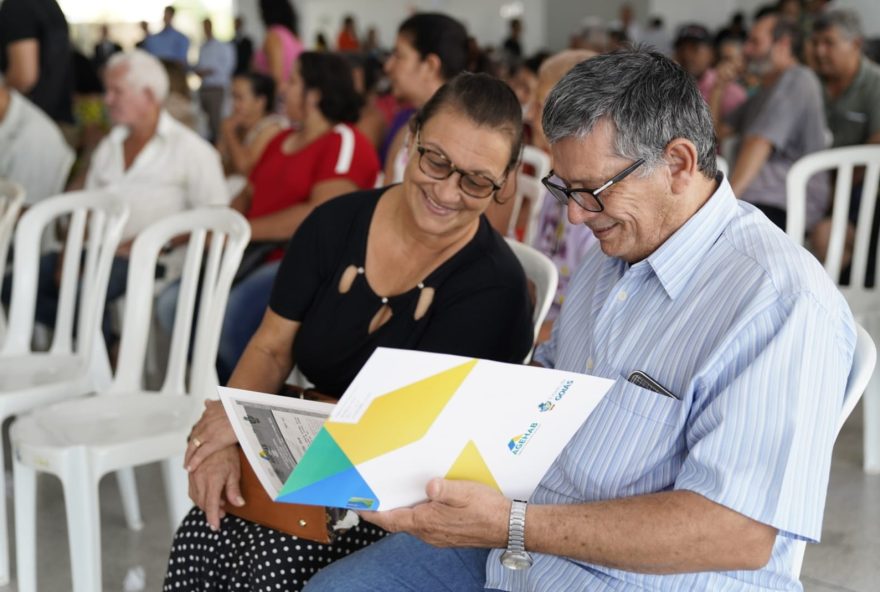 Carmelita e Nilton Alves observam com orgulho documento que agora comprova propriedade da casa deles