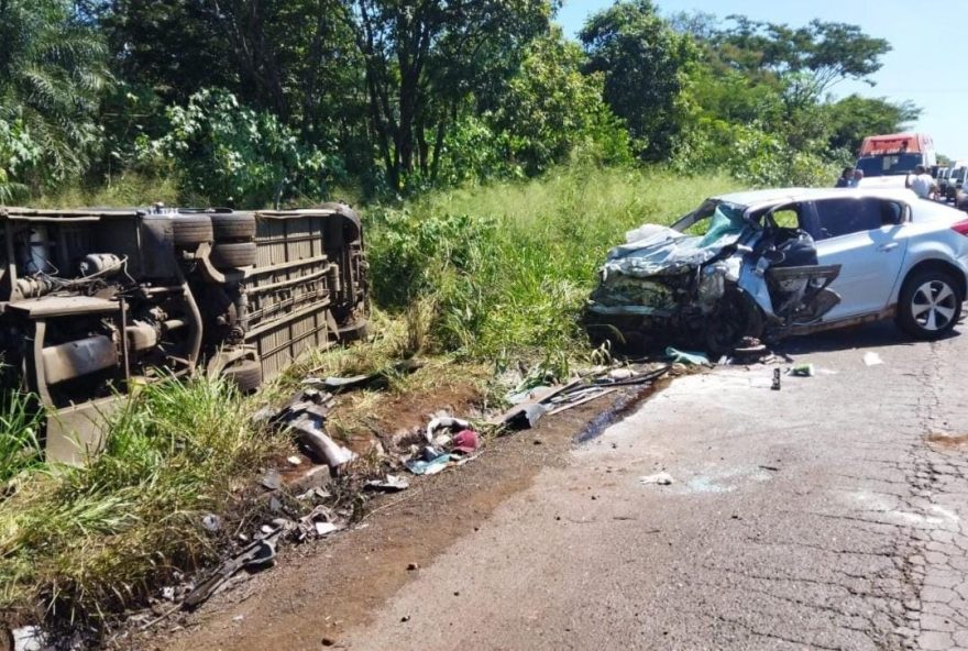 Três pessoas morrem e outras 12 ficam feridas em grave acidente na BR-153