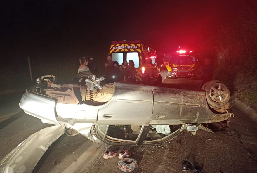 Carro ficou destruído. (Foto: Reprodução/Corpo de Bombeiros)