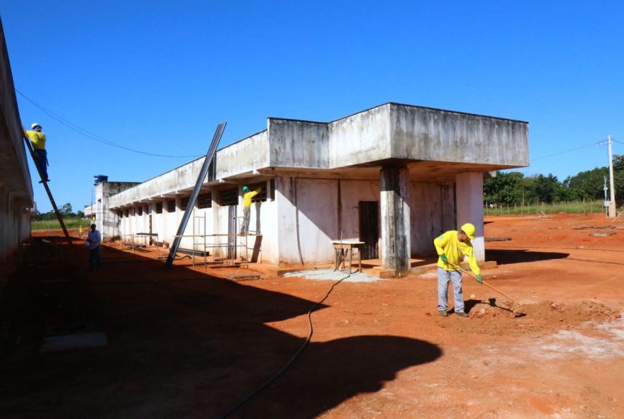 Governo de Goiás retoma construção da Unidade Prisional de Novo Gama: secretário Pedro Sales vistoriou obras. (Reprodução/Alano Mota)