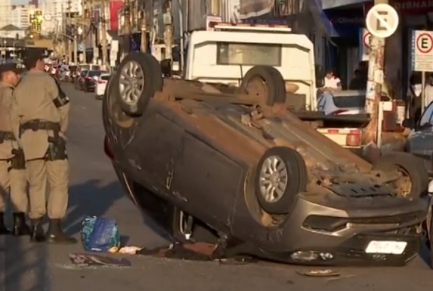 Três homens furtam carro e capotam horas depois, em Goiânia