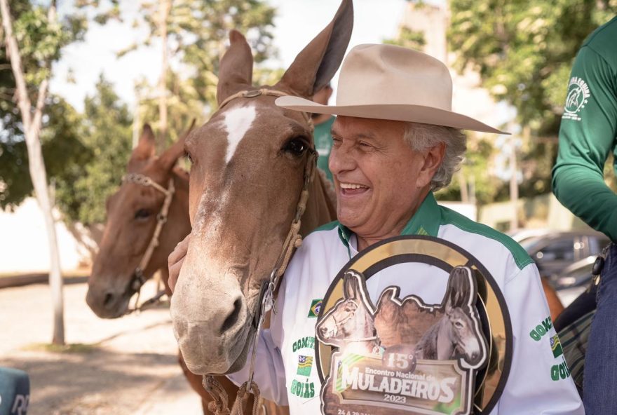 Caiado recebe cavaleiros durante cavalgada de divulgação da Pecuária de Goiânia.
(Foto: Hegon Corrêa)