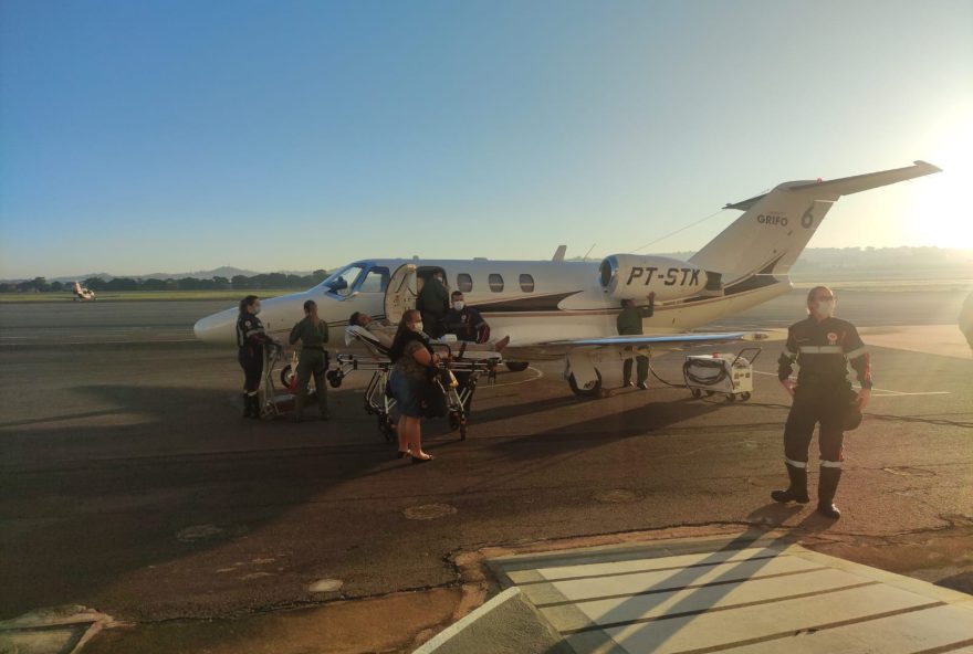 Aviões do Serviço Aéreo do Estado de Goiás dão apoio na logística de transporte da equipe da Gerência de Transplantes da SES-GO. (Reprodução/SES)