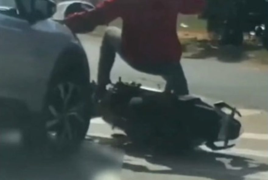 Motorista briga com motociclista no trânsito e o atropela em Goianira