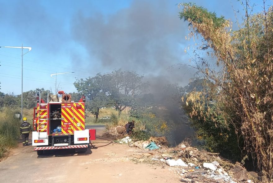 Bombeiros resgatam vítima e extinguem incêndio na GO-139