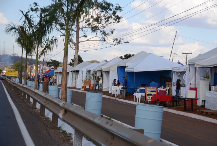 Barracas montadas ao longo da GO-060 durante a Festa do Divino Pai Eterno, entre Goiânia e Trindade. (Reprodução/Silvano Vital/Goinfra)