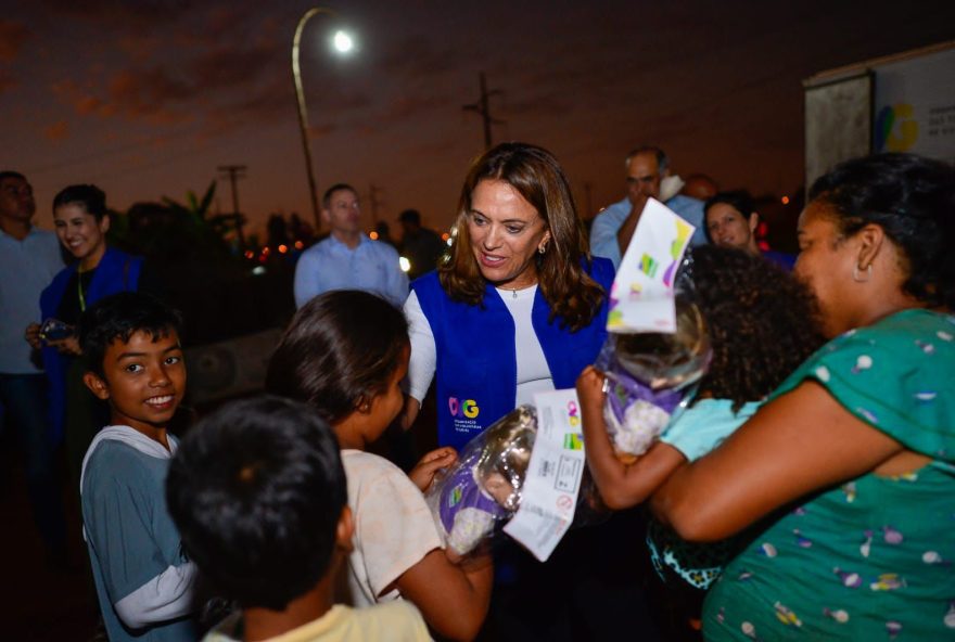 Gracinha Caiado entrega cobertores da Campanha Aquecendo Vidas em Goiânia