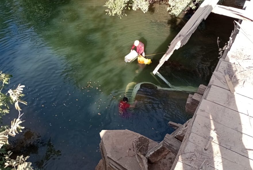 De acordo com a corporação, o carro com os ocupantes caiu de uma ponte de madeira na zona rural da cidade. (Foto: Divulgação/CBMGO)