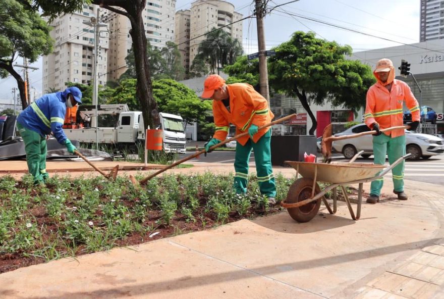 Prefeitura de Goiânia realiza obras e manutenção em 20 praças, nesta sexta-feira, 26: praças como a dos setores Aruanã 2 e 3 e Residencial Aruanã recebem serviços de alvenaria, terraplanagem, construção de vestiário e gabaritagem para edificação de quadra de esportes
(Foto:Luciano Magalhães Diniz/Comurg )