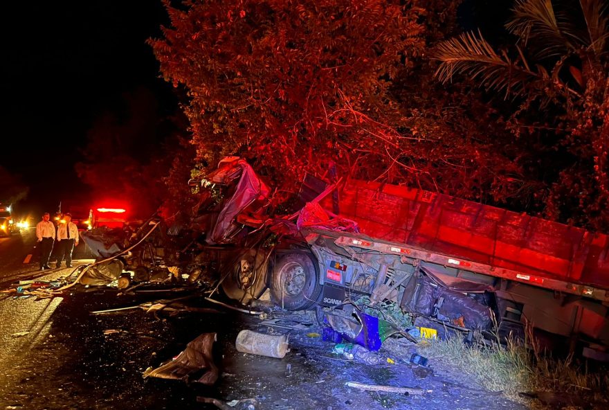 Quatro pessoas morrem em acidente com ônibus e carreta, na GO-164