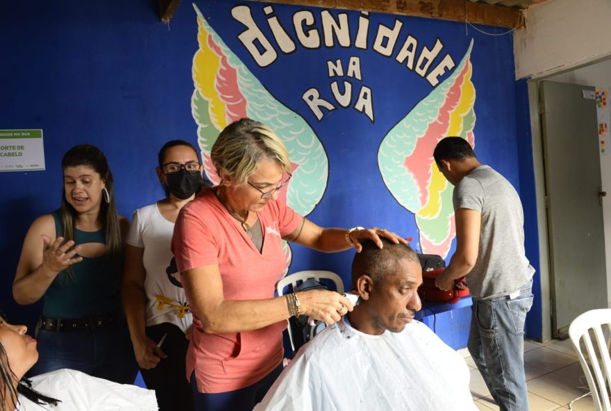 População em situação de rua de Anápolis teve acesso a cerca de 25 serviços ofertados pelo Governo de Goiás, prefeitura e outros parceiros durante programa Dignidade na Rua
(Foto: Wagnas Cabral/Seds)