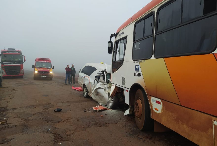 Carro e ônibus se chocam e uma pessoa morre em acidente na GO-040