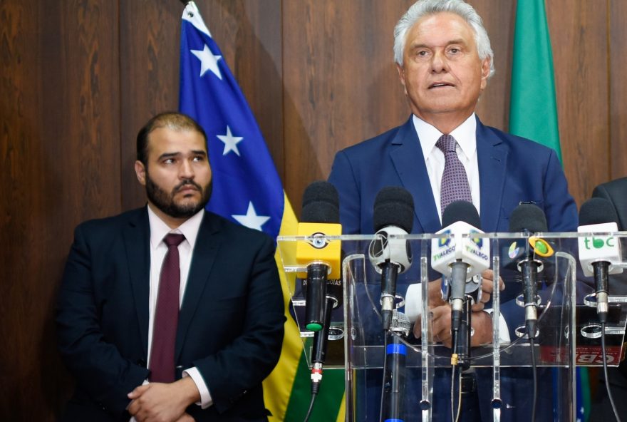 Pagamento em dia: secretário Lucas Vergílio e governador Ronaldo Caiado confirmam novo repasse a advogados dativos.
(Foto: Secom)