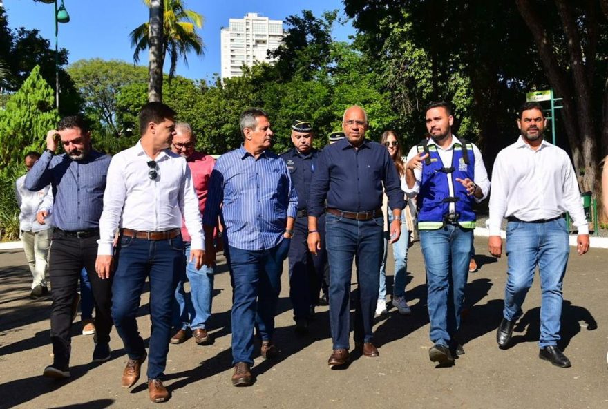 Rogério Cruz vistoria obras do Zoológico de Goiânia: “Trabalhamos para assegurar 
bem-estar dos animais e visitantes”
(Foto: Jucimar de Sousa)