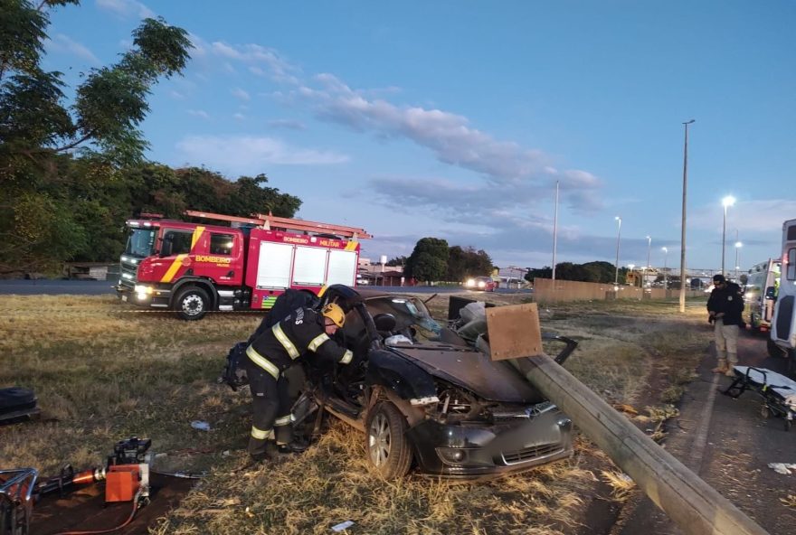 Duas pessoas morrem após carro bater contra poste na BR-040, em Luziânia