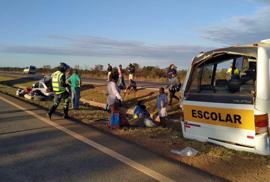 Ônibus com 11 crianças sofre acidente na BR-040, em Luziânia