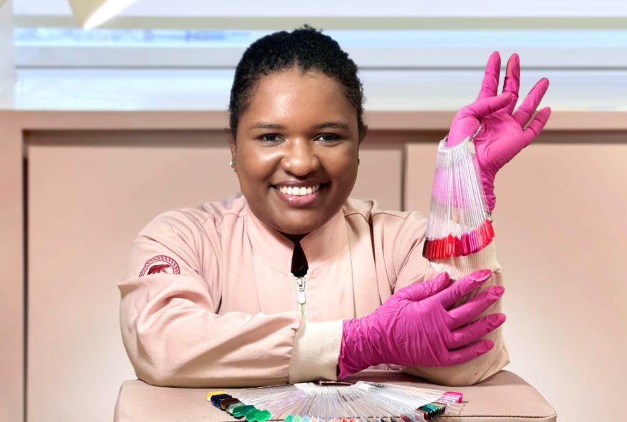 Não é possível mensurar a quantidade de manicures ativas no Brasil, mas estima-se que 30 mil pessoas atuem como manicure no País. Euziane Soares é uma das empreendendoras que atuam no segmento. (Foto: Divulgação)