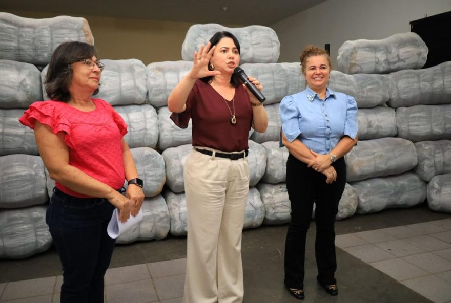 Prefeitura de Goiânia entrega cobertores para unidades de assistência social