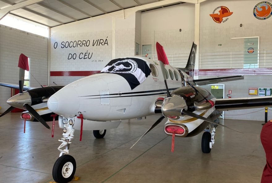 Governador Ronaldo Caiado durante apresentação de aeronave que passa a reforçar ações dos Bombeiros de Goiás: avião foi apreendido na Operação Hananias, deflagrada pela Polícia Civil, por meio da Delegacia de Repressão a Crimes Rurais 
(Foto: Divulgação SSP/GO)